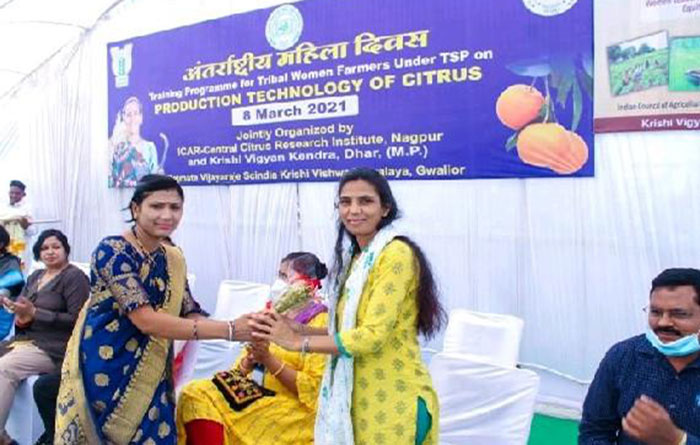 कृषि विज्ञान केन्द्र धार द्वारा महिलाओं का सम्मान