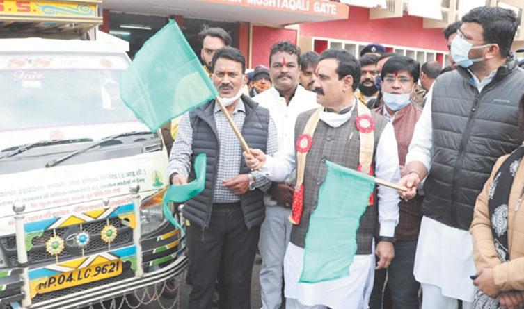 गृहमंत्री डॉ. मिश्रा ने फसल बीमा रथ को हरी झंडी दिखाई