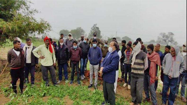 कलेक्टर ने भिंड जिले के ओलावृष्टि से प्रभावित ग्रामों में पहुँच क्षतिग्रस्त फसलों का लिया जायज़ा
