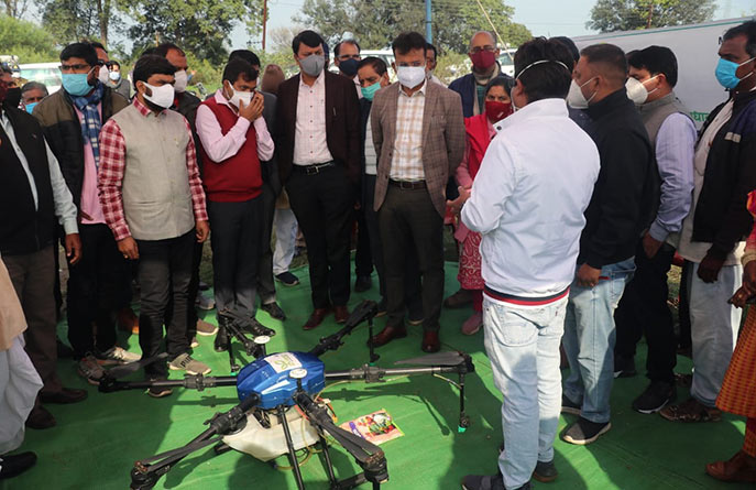 छिन्दवाड़ा जिले में ड्रोन तकनीक से छिड़काव का प्रदर्शन