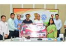 राजस्थान अक्षय ऊर्जा निगम द्वारा मुख्यमंत्री को मोबाइल कैंसर डिटेक्शन वैन की प्रतिकृति प्रस्तुत
