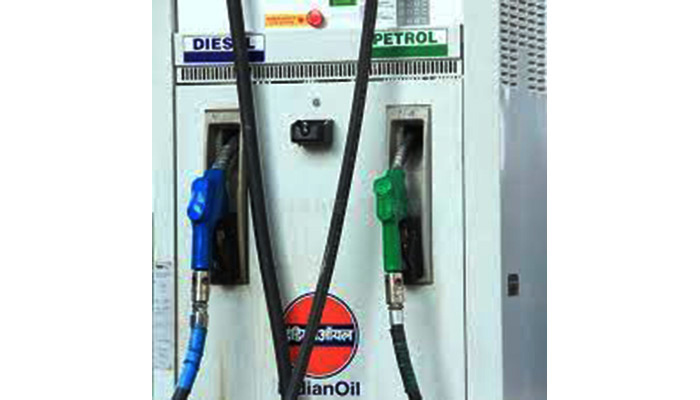 पेट्रोल-डीज़ल के दाम घटने से उपभोक्ता खुश