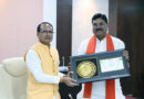 मुख्यमंत्री श्री चौहान को कृषि मंत्री श्री पटेल ने भेंट की भारत सरकार से प्राप्त ट्राफी