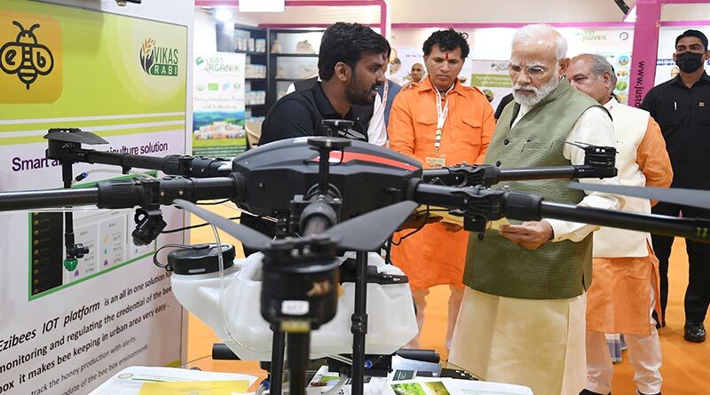 मारुत ड्रोन ने प्रधानमंत्री श्री मोदी को अपने बहु उपयोगी ड्रोन एजी 365 की प्रस्तुति दी