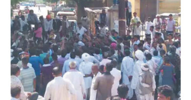 राजस्थान के चाकसू में किसानों ने मंडी के गेट पर लगाया ताला
