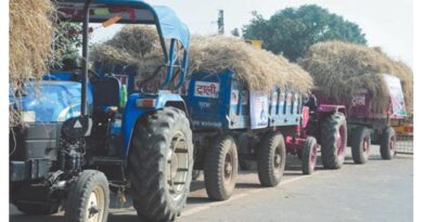 छत्तीसगढ़ में सुरगी के किसानों ने 100 ट्रैक्टर पैरा दान किया