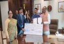 मुख्यमंत्री को मत्स्य मंत्री ने 5 लाख की पुरस्कार राशि का चेक सौंपा