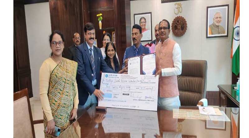 <strong>मुख्यमंत्री को मत्स्य मंत्री ने 5 लाख की पुरस्कार राशि का चेक सौंपा</strong>