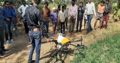 झिरपनिया में किसानों को ड्रोन तकनीकी का डेमो दिया