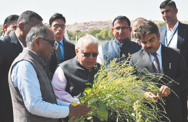 राजस्थान में राज्यपाल ने कृषि विश्वविद्यालय में चल रही विभिन्न परियोजनाओं का अवलोकन किया