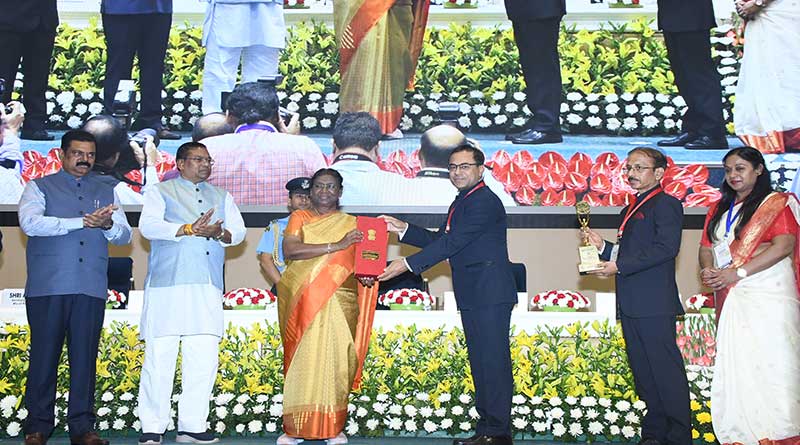 मध्यप्रदेश के राजस्व आयुक्त और 15 जिला कलेक्टरों को राष्ट्रपति श्रीमती मुर्मू ने भूमि सम्मान पुरस्कार प्रदान किये