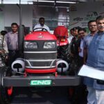 महिंद्रा ने कृषि मेला एग्रोविजन में सीएनजी ट्रैक्टर का अनावरण किया