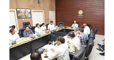 इंदौर संभागायुक्त ने की कृषि विभाग के जिलाधिकारियों से चर्चा