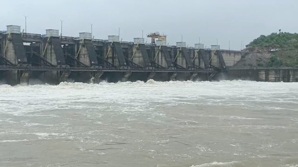 आगरमालवा जिले में हो रही अत्यधिक वर्षा को देखते हुए, कुंडलिया डैम के दो गेट खोले गए हैं।