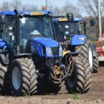 ट्रैक्टर खरीदें या किराए पर लें, भारतीय किसानों के सामने बढ़ती दुविधा