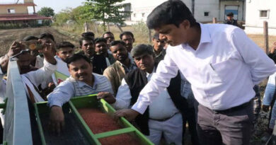 कलेक्टर विदिशा ने देखा सुपर सीडर से गेहूं की बुआई का प्रदर्शन  