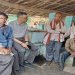 राजस्व अधिकारी बता रहे फार्मर रजिस्ट्री के लाभ