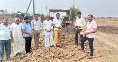 आत्मनिर्भर किसान, वर्षा पूर्व खेत सड़क पर दे रहे ध्यान