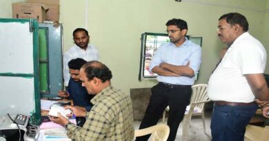 कलेक्टर ने खाद व उर्वरक वितरण की व्यवस्थाओं का जायजा लिया