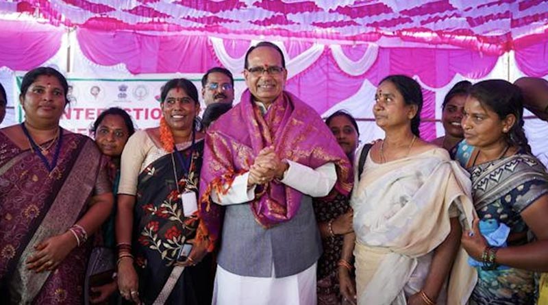 कृषि मंत्री चौहान ने किया ’दीदियों’ से संवाद, कहा-सम्मान से जीवन जीयेंगी