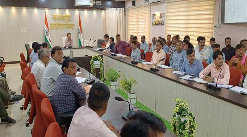 यूरिया खाद का वितरण समितियों के माध्यम से कराएं - कलेक्टर श्री सिंह