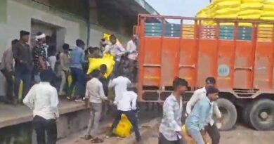 दमोह में खाद वितरण में देरी, किसानों ने लूटा ट्रक – वीडियो वायरल
