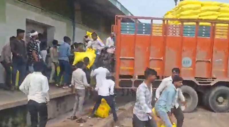 दमोह में खाद वितरण में देरी, किसानों ने लूटा ट्रक – वीडियो वायरल