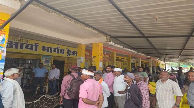 रीवा में खाद का निरंतर वितरण जारी, किसान आवश्यकतानुसार करें उठाव - अपर कलेक्टर