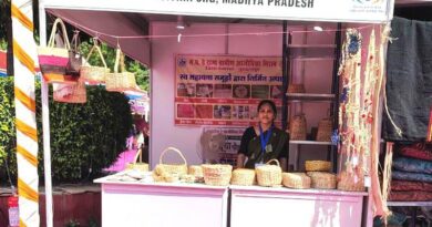 दिल्ली के सरस मेले में केले के रेशे से बने उत्पादों ने बटोरी सराहना