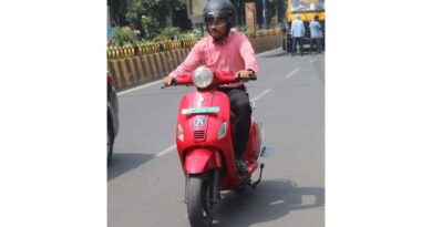 इंदौर संभागायुक्त डॉ. खाड़े ई-स्कूटी से कार्यालय पहुंचे