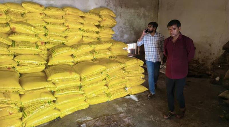 आरोन सोसायटी में किसानों को किया खाद का वितरण