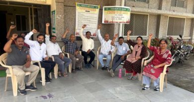 केवीके देवास में हुई 'कलम बंद हड़ताल'