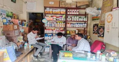 एक्सपायरी डेट का कीटनाशक मिलने पर पर दुकान सील