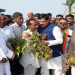 सीएम यादव ने खेतों में उतरकर प्रभावित फसलों का लिया जायजा, बोले- किसान चिंता न करें, हर खेत का होगा सर्वे