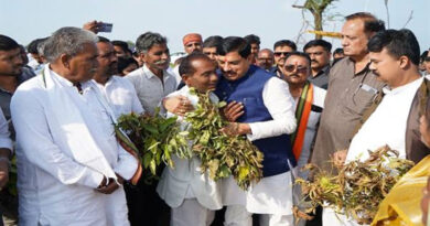 सीएम यादव ने खेतों में उतरकर प्रभावित फसलों का लिया जायजा, बोले- किसान चिंता न करें, हर खेत का होगा सर्वे