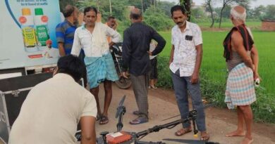 छत्तीसगढ़ में किसानों के खेतों पर नैनो यूरिया छिड़काव का चल रहा प्रदर्शन, बता रहे छिड़काव का तरीका और लाभ