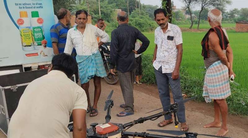 छत्तीसगढ़ में किसानों के खेतों पर नैनो यूरिया छिड़काव का चल रहा प्रदर्शन, बता रहे छिड़काव का तरीका और लाभ