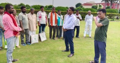धान परती प्रबंधन अंतर्गत धान की सीधी बुआई उत्पादन प्रणाली पर किसानों का प्रक्षेत्र भ्रमण