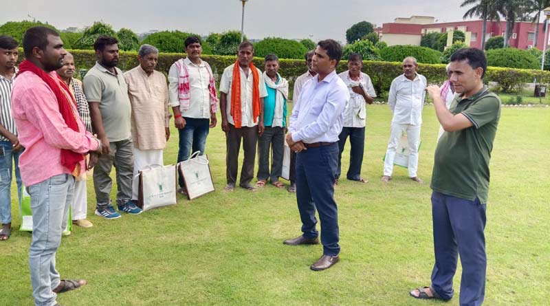 धान परती प्रबंधन अंतर्गत धान की सीधी बुआई उत्पादन प्रणाली पर किसानों का प्रक्षेत्र भ्रमण