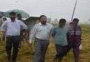 बारिश से धान की फसल में हुई क्षति का जायजा लेने खेतों में पहुंचे कलेक्टर