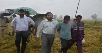 बारिश से धान की फसल में हुई क्षति का जायजा लेने खेतों में पहुंचे कलेक्टर
