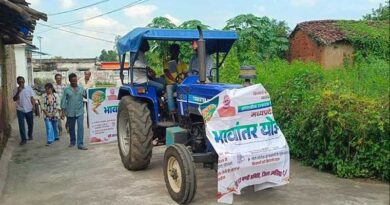 ट्रैक्टर एवं पैदल रैली में बता रहे भावांतर योजना के लाभ