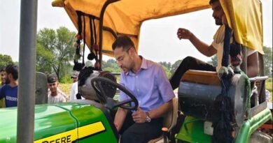 अशोकनगर के कलेक्टर ने खेत में चलाया ट्रैक्टर, फसल अवशेष प्रबंधन हेतु किसानों के लिए किया जागरूक