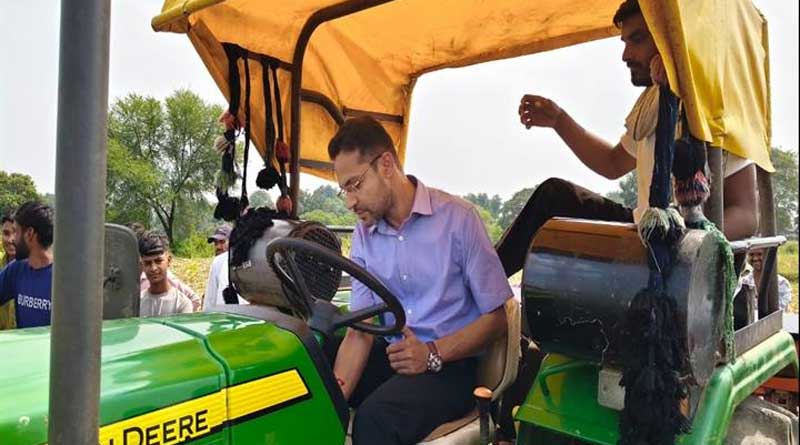 अशोकनगर के कलेक्टर ने खेत में चलाया ट्रैक्टर, फसल अवशेष प्रबंधन हेतु किसानों के लिए किया जागरूक