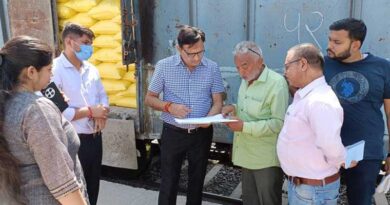 टीकमगढ़ कलेक्टर ने खाद वितरण व्यवस्था का किया निरीक्षण
