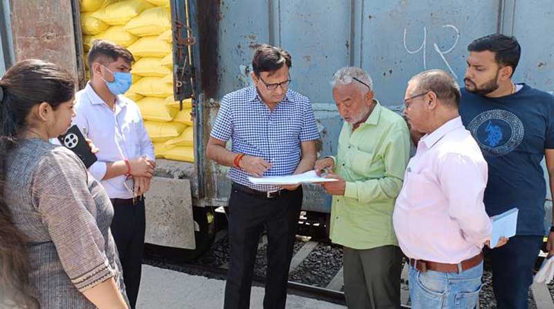 टीकमगढ़ कलेक्टर ने खाद वितरण व्यवस्था का किया निरीक्षण