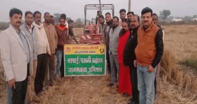 ग्वालियर जिले में बेलर मशीन बना रही पराली के बंडल