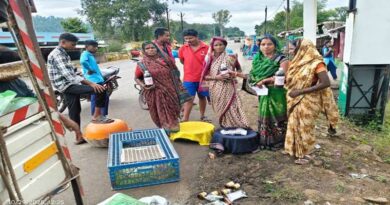 बैकयार्ड कुक्कुट पालन योजना के तहत 56 इकाइयों का वितरण