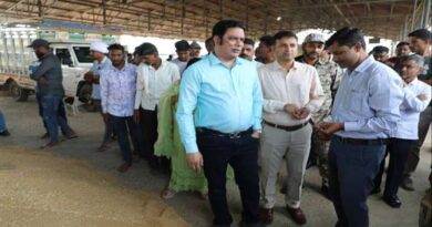 कमिश्नर ने इटारसी में धान एवं सोयाबीन की नीलामी देखी