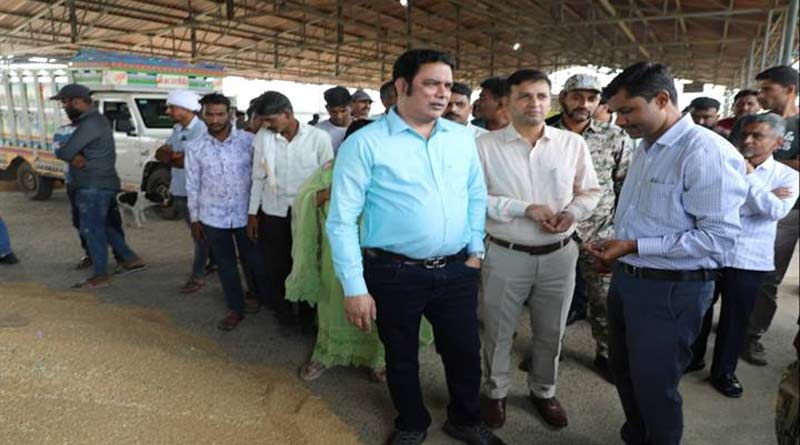 कमिश्नर ने इटारसी में धान एवं सोयाबीन की नीलामी देखी